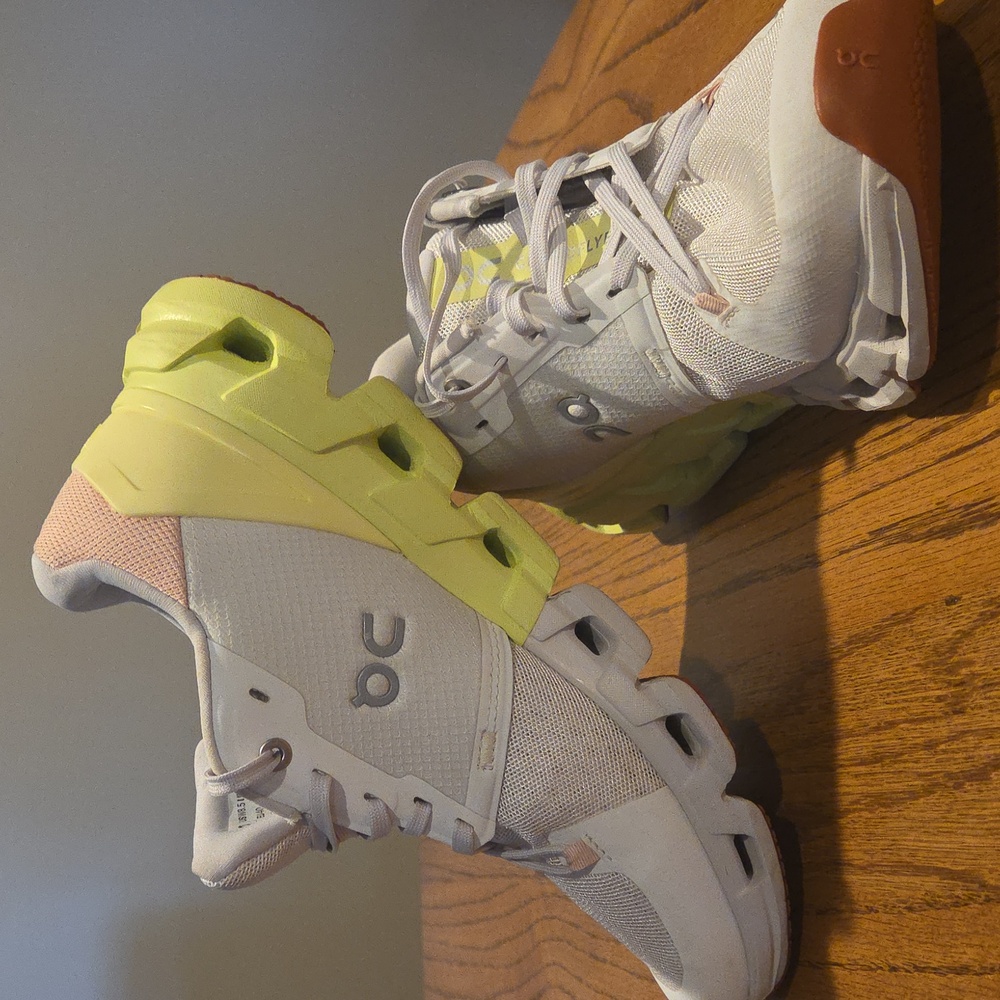 Womens 8.5 QC CLOUDFLYER 4